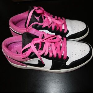 Jordan 1 Low black & fuchsia. Worn twice. Great condition, I don’t wear enough